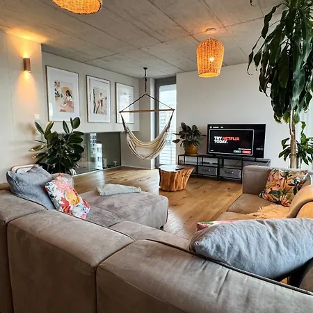 Stylish Riverfront Penthouse With Skyline View شقة *