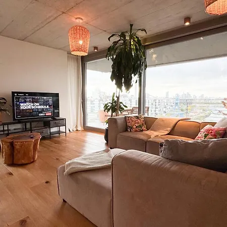 Stylish Riverfront Penthouse With Skyline View