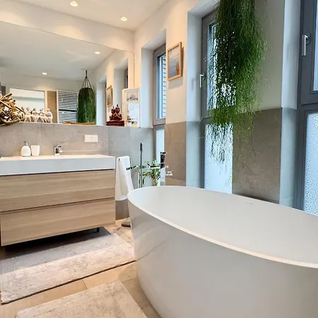 Stylish Riverfront Penthouse With Skyline View شقة