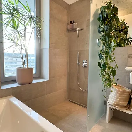 Stylish Riverfront Penthouse With Skyline View شقة *