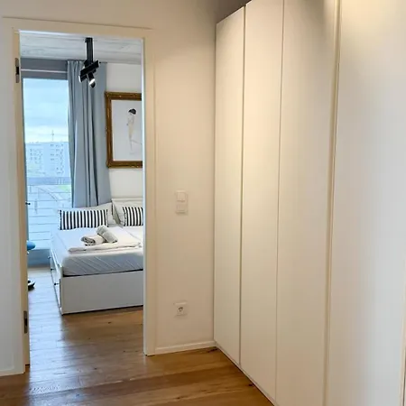 Stylish Riverfront Penthouse With Skyline View *