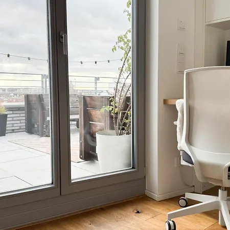 Stylish Riverfront Penthouse With Skyline View *